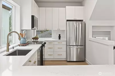 14308 Roslyn Place N #B, Seattle, WA 98133 - Photo 5