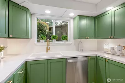 19123 Ballinger Way NE #102, Lake Forest Park, WA 98155 - Photo 5