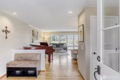 2008 121st Avenue SE, Bellevue, WA 98005 - Photo 3