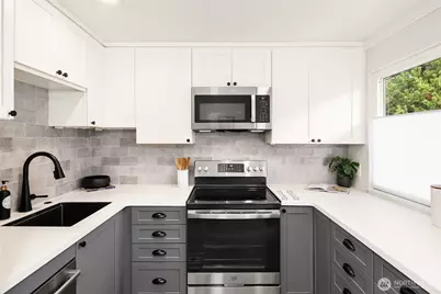 4243 Palatine Avenue N, Seattle, WA 98103 - Photo 5