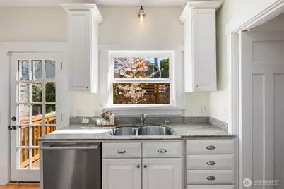 2556 10th Avenue W, Seattle, WA 98119 - Photo 13