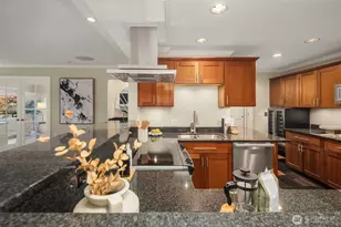 2565 Dexter Ave N, Seattle, WA 98109 - Photo 17