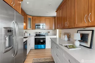 500 W Olympic Pl, Seattle, WA 98119 - Photo 9