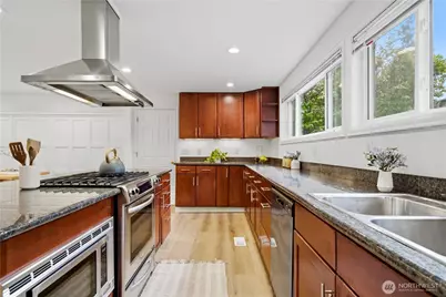 10627 SE 18th St, Bellevue, WA 98004 - Photo 9