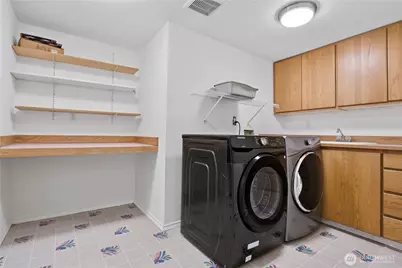 10627 SE 18th St, Bellevue, WA 98004 - Photo 19