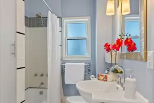 823 NE 58th St, Seattle, WA 98105 - Photo 15