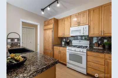 10042 Main Street #427, Bellevue, WA 98004 - Photo 11