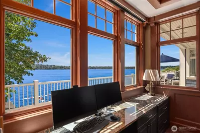 8233 W Mercer Way, Mercer Island, WA 98040 - Photo 17