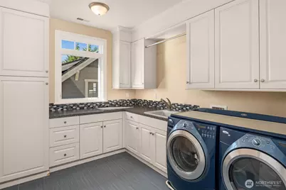 8233 W Mercer Way, Mercer Island, WA 98040 - Photo 23