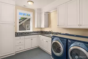 8233 W Mercer Way, Mercer Island, WA 98040 - Photo 23