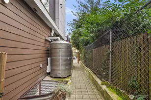 4046 8th Ave NE, Seattle, WA 98105 - Photo 7
