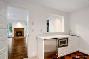 8975 NE 10th St, Bellevue, WA 98004 - Photo 15