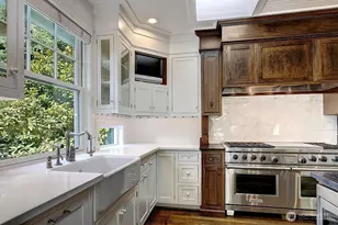 8975 NE 10th St, Bellevue, WA 98004 - Photo 11