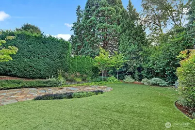 8975 NE 10th Street, Bellevue, WA 98004 - Photo 21