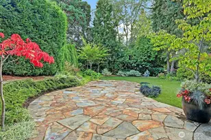 8975 NE 10th St, Bellevue, WA 98004 - Photo 27