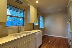1253 NE 104th St, Seattle, WA 98125 - Photo 9