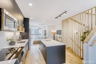 517 Howe St, Seattle, WA 98109 - Photo 3