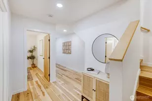 517 Howe St, Seattle, WA 98109 - Photo 23