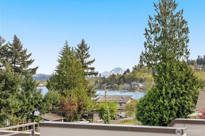 9719 Lake Shore Boulevard NE, Seattle, WA 98115 - Photo 1