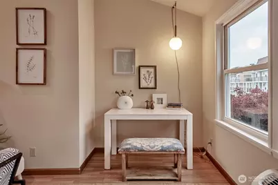 909 N 35th Street #402, Seattle, WA 98103 - Photo 5