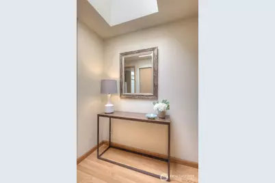 909 N 35th Street #402, Seattle, WA 98103 - Photo 3