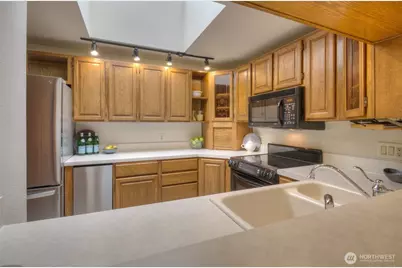 909 N 35th Street #402, Seattle, WA 98103 - Photo 9