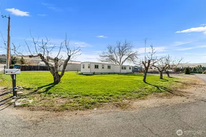 420 30th Street NW, East Wenatchee, WA 98802 - Photo 3