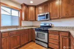 2221 E Spruce St, Seattle, WA 98122 - Photo 11