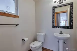 2221 E Spruce St, Seattle, WA 98122 - Photo 13