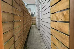 1017 NE 55th St, Seattle, WA 98105 - Photo 3