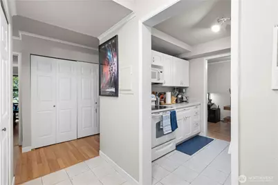 7930 SE 34th Street #203, Mercer Island, WA 98040 - Photo 5