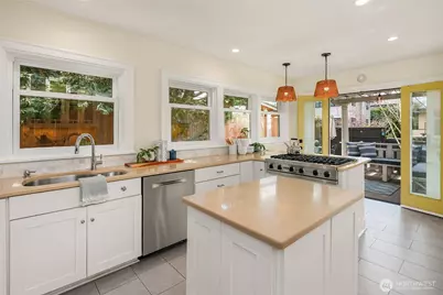 2407 11th Avenue E, Seattle, WA 98102 - Photo 11