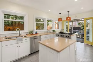 2407 11th Ave E, Seattle, WA 98102 - Photo 11