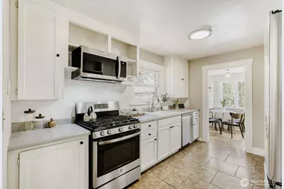 348 NE 57th Street, Seattle, WA 98105 - Photo 9