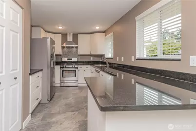 1060 Lynnwood Avenue NE, Renton, WA 98056 - Photo 13
