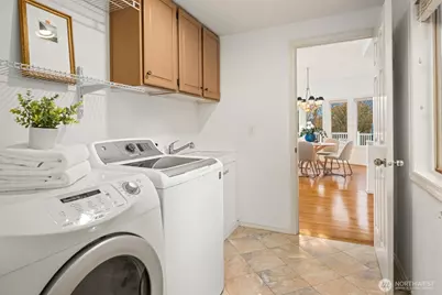 8550 NE 28th Street, Hunts Point, WA 98004 - Photo 31