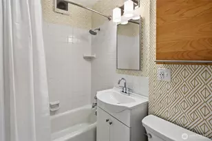 8053 Brooklyn Ave NE, Seattle, WA 98115 - Photo 17