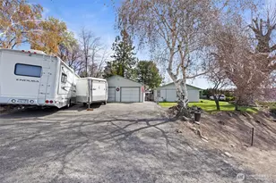 705 N 12th St, Selah, WA 98942 - Photo 3