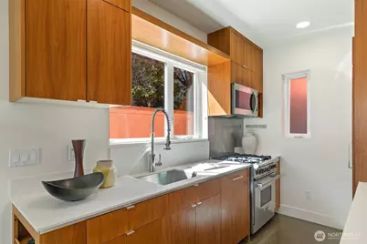 1529 Grandview Place E, Seattle, WA 98112 - Photo 11