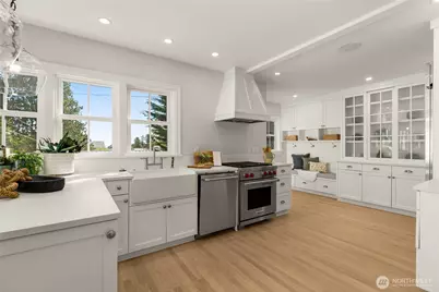 2200 41st Ave SW, Seattle, WA 98116 - Photo 11