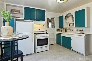 942 N 81st St, Seattle, WA 98103 - Photo 11