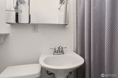 905 NE 43rd Street #107, Seattle, WA 98105 - Photo 21