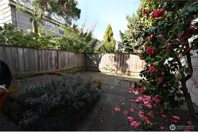 8001 Densmore Avenue N, Seattle, WA 98103 - Photo 15