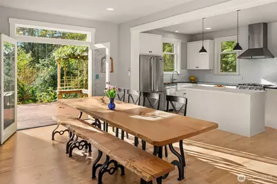 10060 NE Springwood Lane, Bainbridge Island, WA 98110 - Photo 9