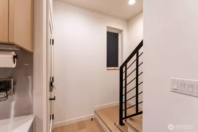 10350 Wallingford Avenue N #B, Seattle, WA 98133 - Photo 9