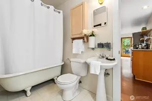 2620 E Roy St, Seattle, WA 98112 - Photo 17