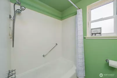 14828 Ashworth Avenue N, Seattle, WA 98117 - Photo 17