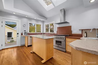 2528 1st Avenue W, Seattle, WA 98119 - Photo 5