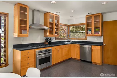 1821 N 47th Street, Seattle, WA 98103 - Photo 3