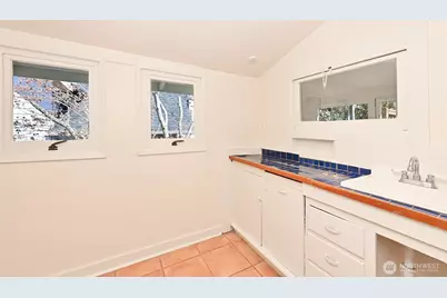 318 18th Avenue E, Seattle, WA 98112 - Photo 19